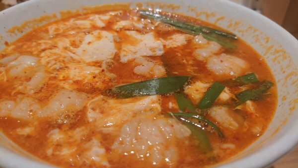 辛麺と手包み餃子 こるりの牛もつ辛麺